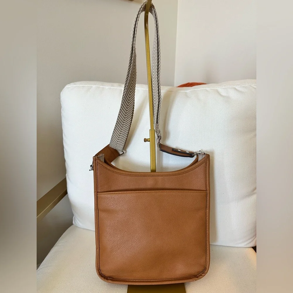 RAE DUNN tan & Ivory crossbody purse with guitar strap